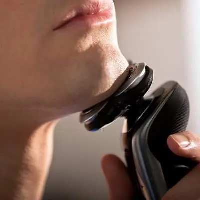 Barbear com máquina de barbear rotativa