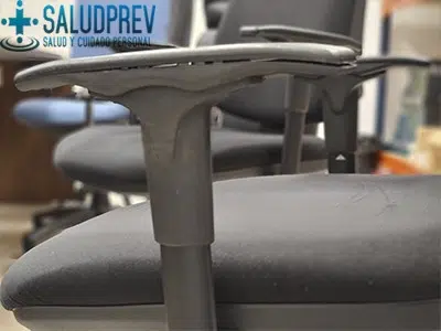 Apoios de braços numa cadeira ergonómica